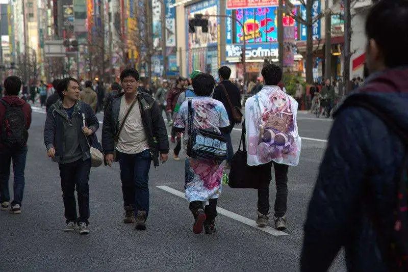 被扣上“男权凝视”帽子的《更衣人偶》,折射出二次元的尴尬现状