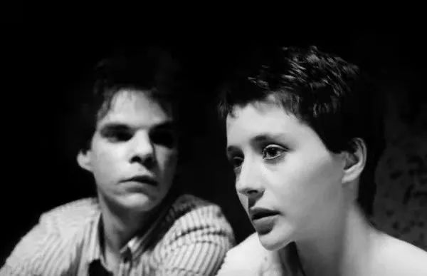 男孩遇见女孩|虽短但精致，这部霓虹泡面番带观众沉浸式体验海洋世界的少年之恋！