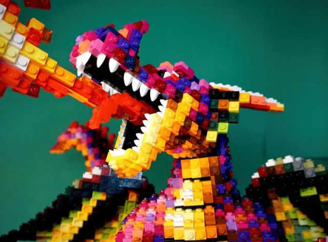 乐高达人打造《勇者斗恶龙》点阵图BOSS龙王 霸气模样让人回忆涌现!