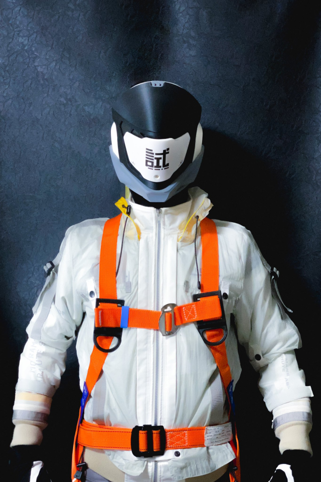 科幻爱好推主制作未来感的头盔安全帽 十足Cyberpunk风格博网友好评