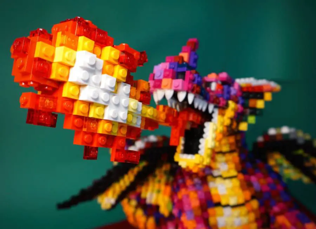 乐高达人打造《勇者斗恶龙》点阵图BOSS龙王 霸气模样让人回忆涌现!