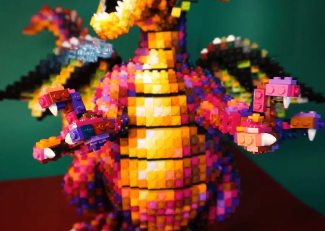 乐高达人打造《勇者斗恶龙》点阵图BOSS龙王 霸气模样让人回忆涌现!