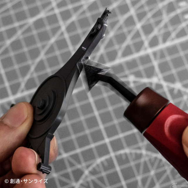 三倍速打磨出击!万代推出《机动战士钢弹》夏亚专用红色笔型散打机