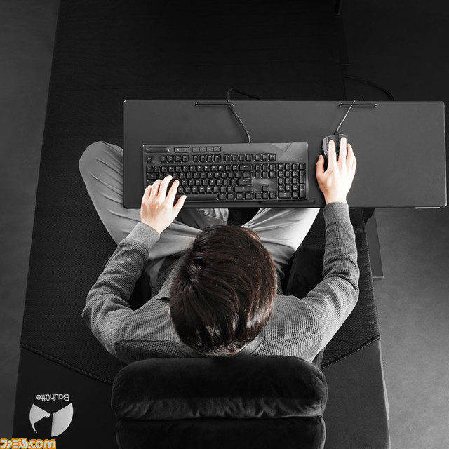 可以在床上玩游戏的键盘桌正在销售中。您可以调整高度和角度以在躺下时操作键盘和鼠标