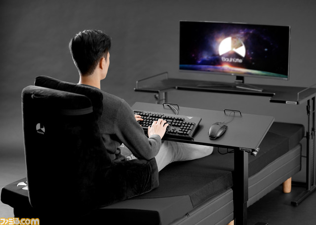 可以在床上玩游戏的键盘桌正在销售中。您可以调整高度和角度以在躺下时操作键盘和鼠标