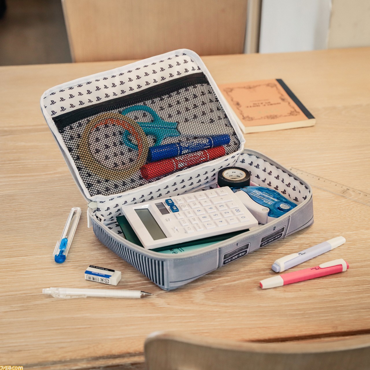 6 月 13 日发售了原版 PlayStation 原版的带袋装书。带口袋的逼真设计